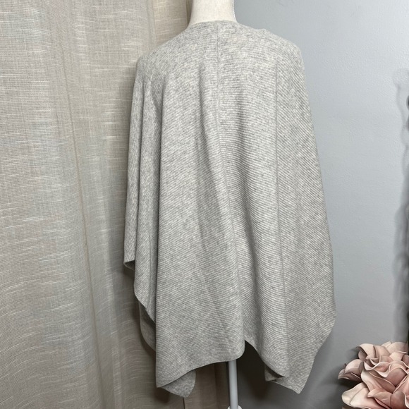 NWT Lafayette 148 Cashmere Poncho Sweater Shawl Heather Grey Knit One Size - Picture 2 of 10